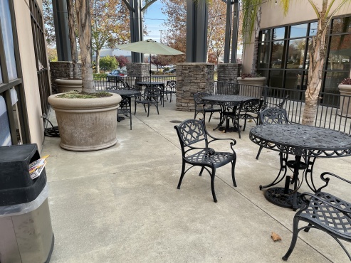 Patio Seating at Straw Hat Pizza in Rocklin